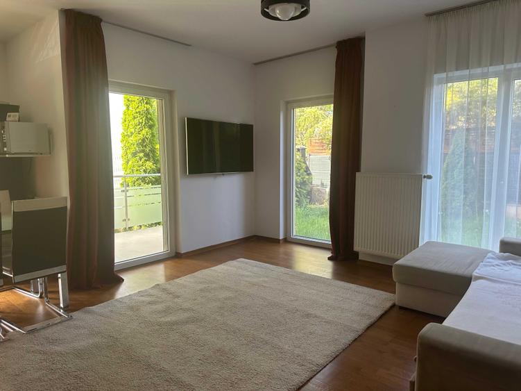 Apartament cu 3 camere semidecomandat în Centrul Civic