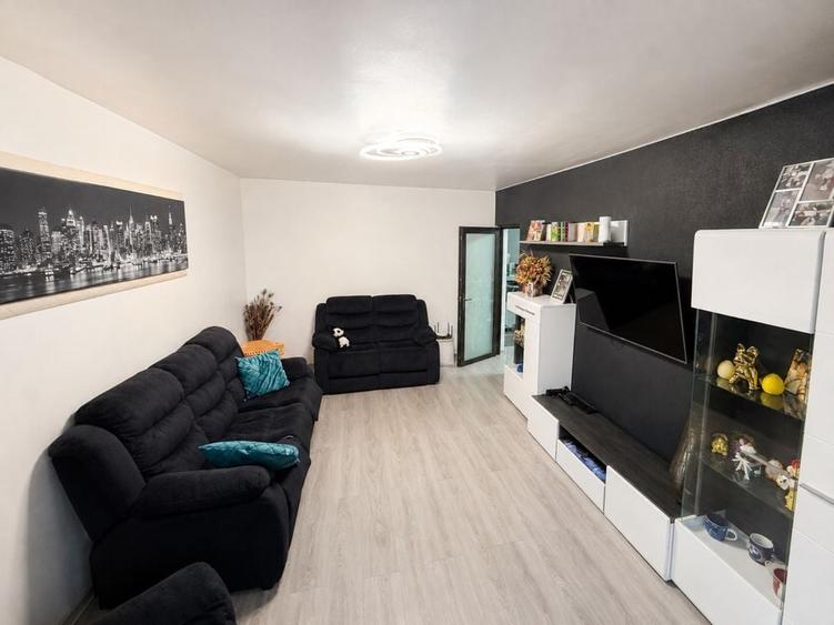 Apartament cu 2 camere decomandat în Rovine