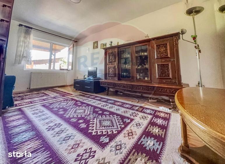 Casă cu 6 camere cu Teren 638 Mp în Pădureni