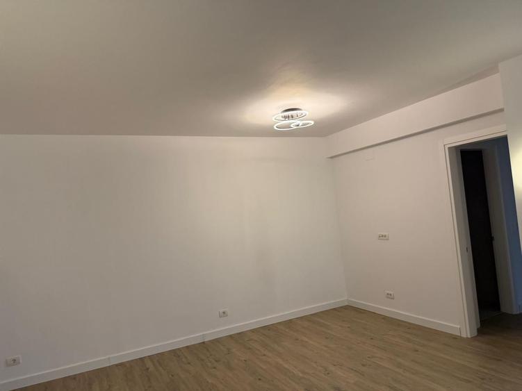 Apartament cu 4 camere în P-ța Universității