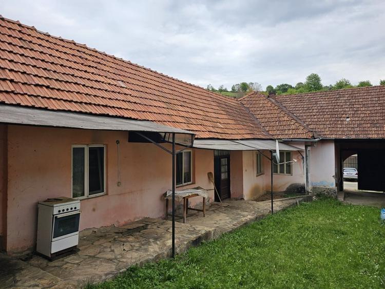 Casă individuală cu 4 camere cu Canalizare în Izbuc