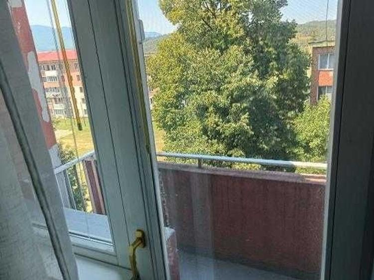 Apartament cu 3 camere decomandat în Petros