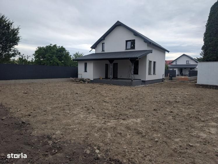 Casă cu 4 camere în Săucești