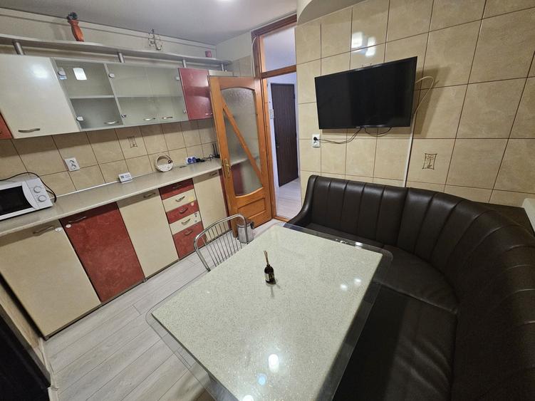Apartament cu 3 camere decomandat în 1 Mai