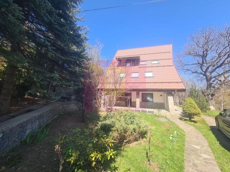 Casă individuală cu 9 camere cu Canalizare în Capul Câmpului