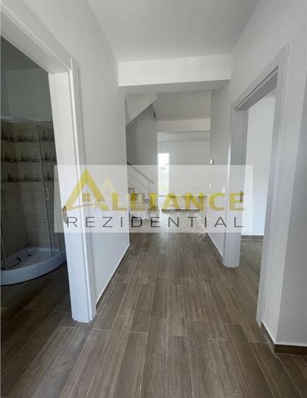 Casă individuală cu 4 camere decomandat cu Canalizare în Berceni