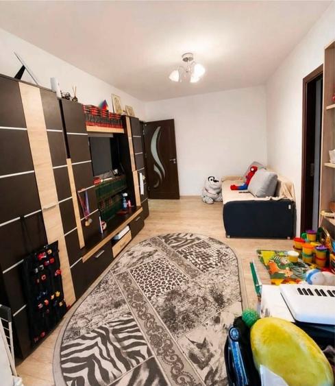 Apartament cu 2 camere semidecomandat în Craiovița Nouă
