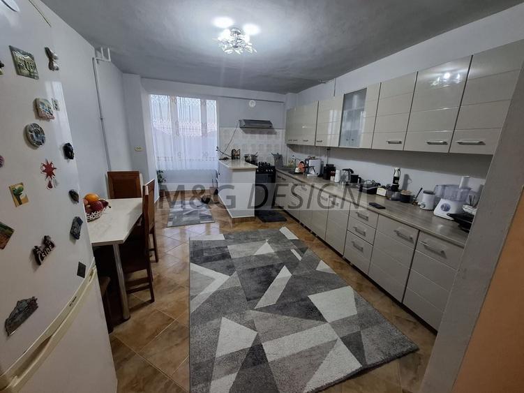 Apartament cu 4 camere decomandat, mobilat în Mircea cel Bătrân