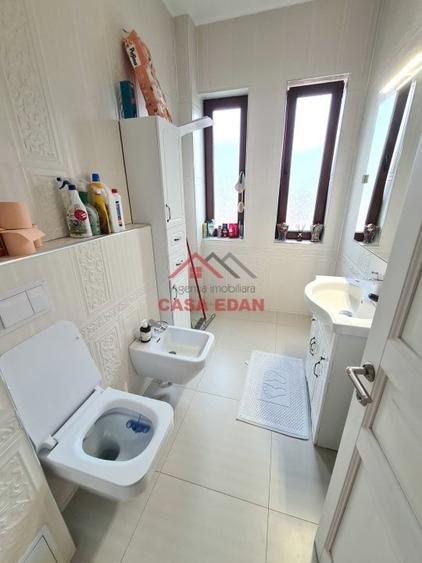 Casă individuală cu 7 camere cu Teren 304 Mp în Central