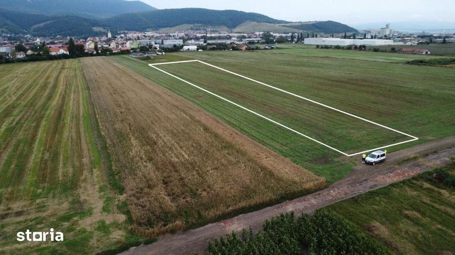 Teren de 13667 mp, în Nord