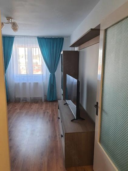Apartament cu 3 camere semidecomandat în Autogară