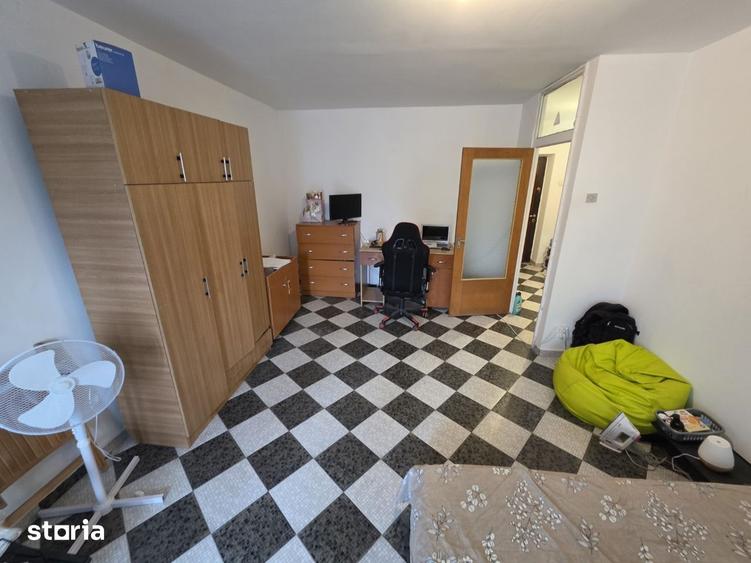 Garsonieră decomandată în Decebal