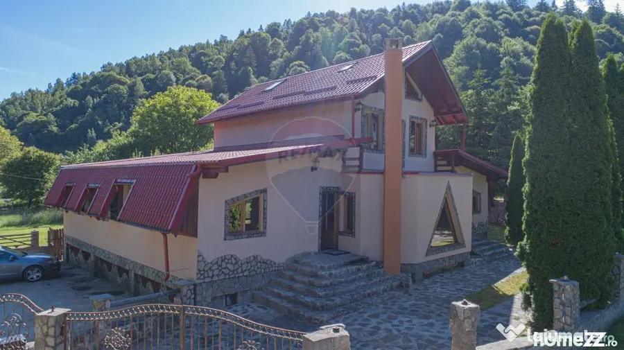 Casă cu 9 camere cu Teren 1000 Mp în Moieciu