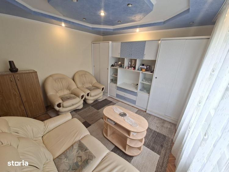 Apartament cu 3 camere decomandat în Botizului