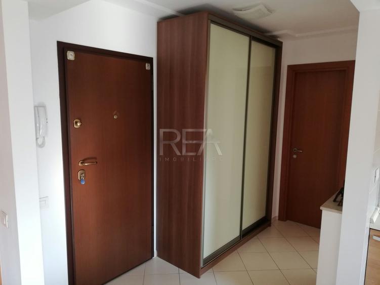 Apartament cu 3 camere semidecomandat, mobilat în Decebal