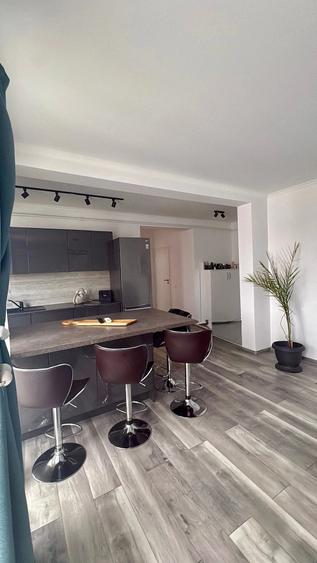 Apartament cu 3 camere semidecomandat în Giroc