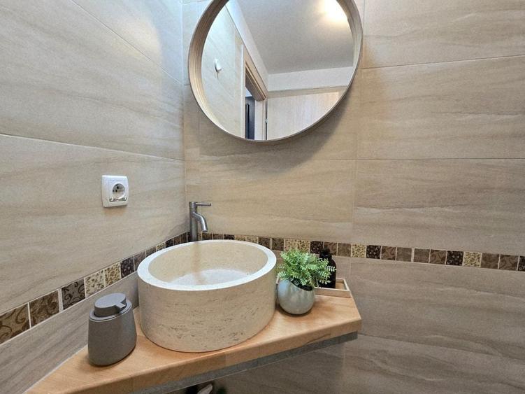 Apartament cu 3 camere semidecomandat în Ștefăneștii de Jos