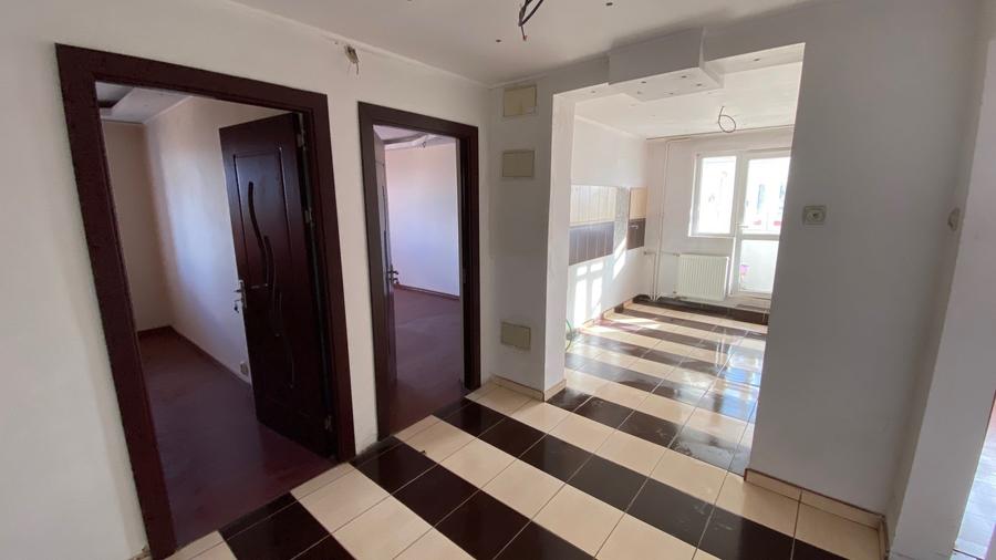 Apartament cu 4 camere semidecomandat în Berceni