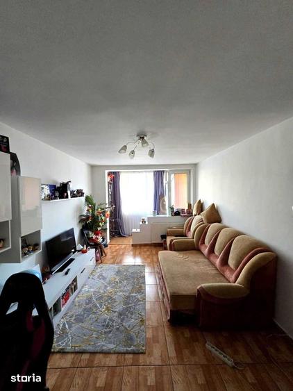 Apartament cu 3 camere decomandat în Tei