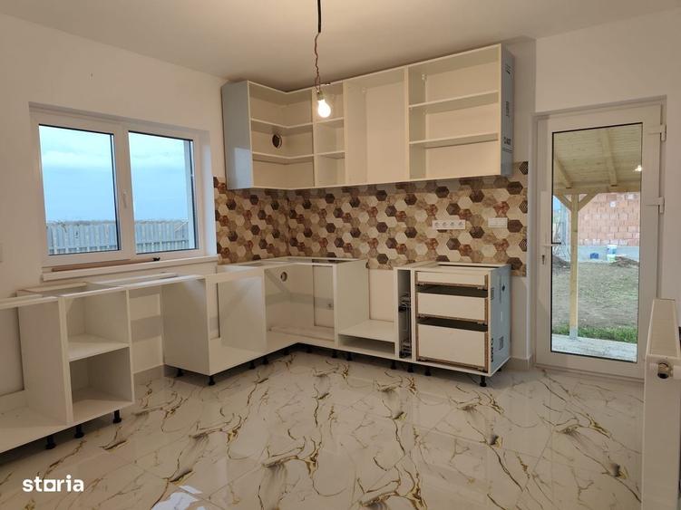 Casă cu 4 camere în Săbăreni