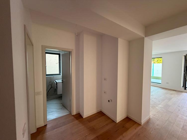 Apartament cu 4 camere semidecomandat în Timpuri Noi