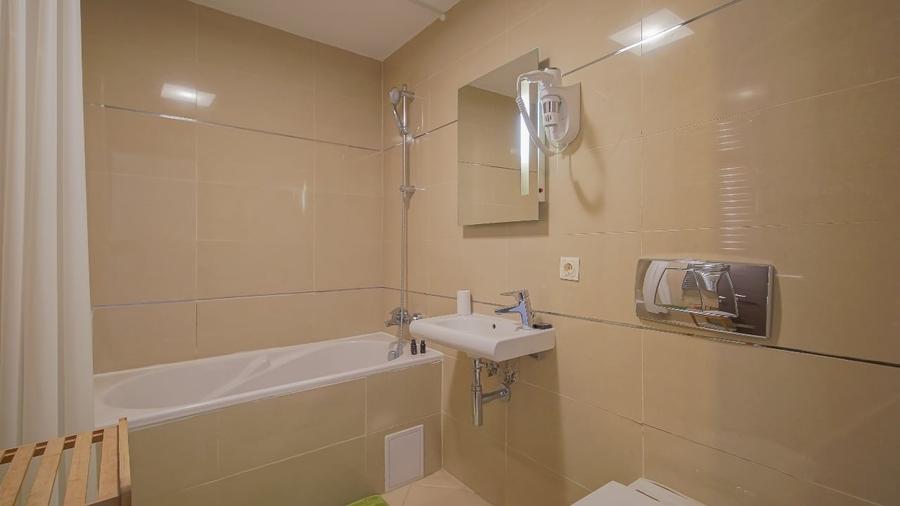 Apartament cu 3 camere decomandat, mobilat în 13 Decembrie