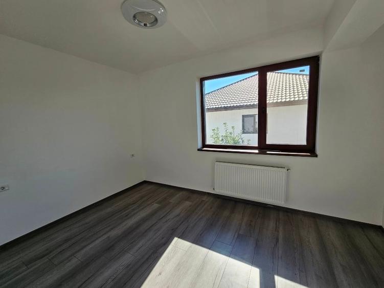Duplex cu 4 camere cu Canalizare în Central