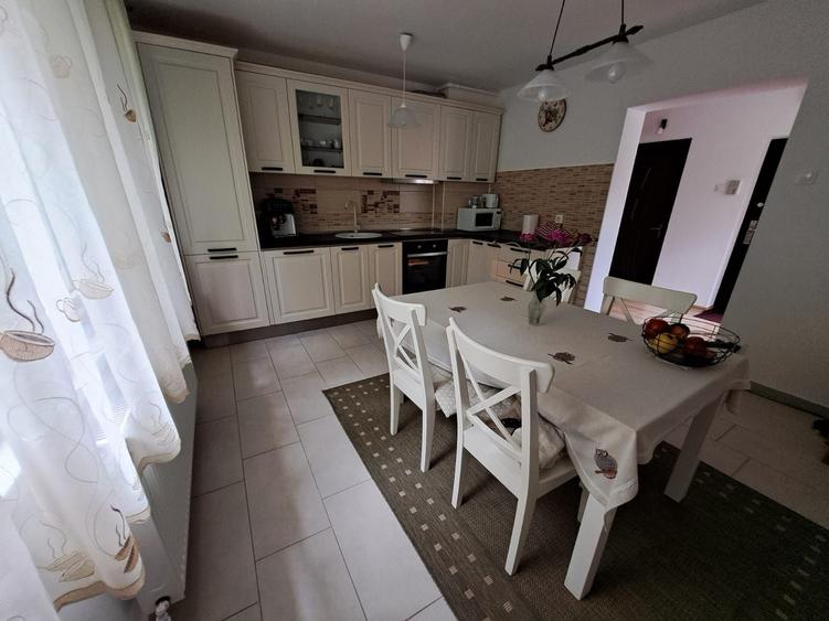 Apartament cu 3 camere decomandat în Cornișa