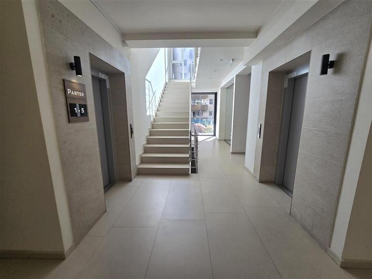 Apartament cu 2 camere decomandat, mobilat în Tractorul