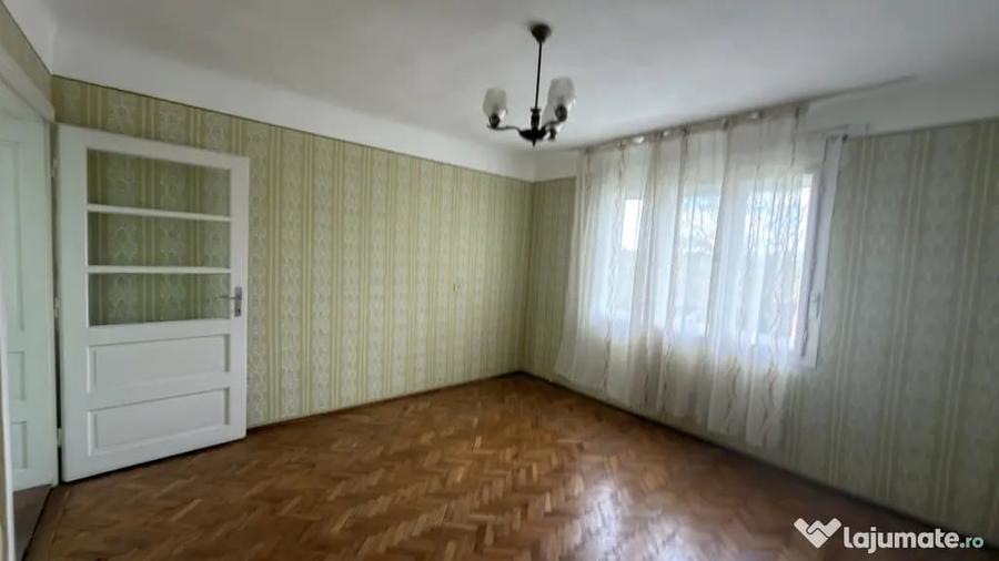 Casă cu 3 camere cu Teren 2200 Mp în Central