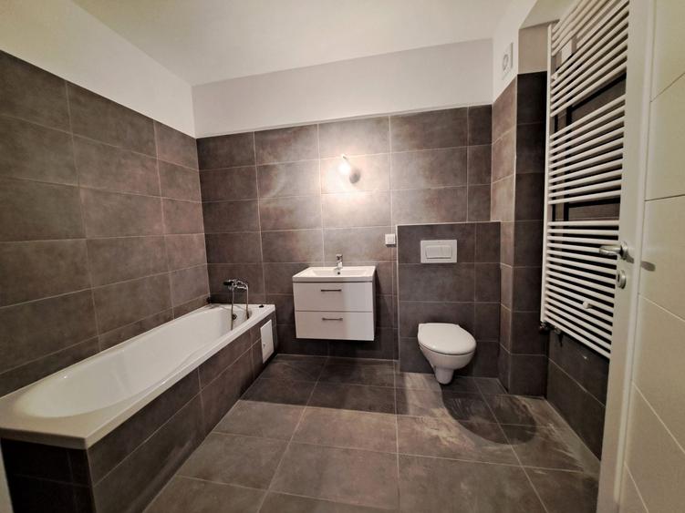 Apartament cu 3 camere decomandat în Sud