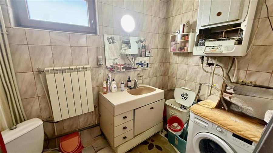 Casă cu 8 camere cu Teren 250 Mp în Păcurari