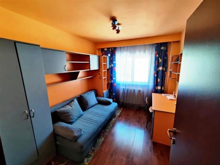 Apartament cu 3 camere decomandat, mobilat în Răcădău