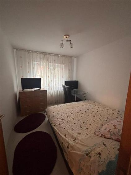 Apartament cu 3 camere decomandat în Calea București
