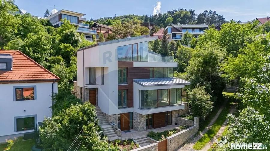 Casă cu 7 camere cu Teren 1056 Mp în Central