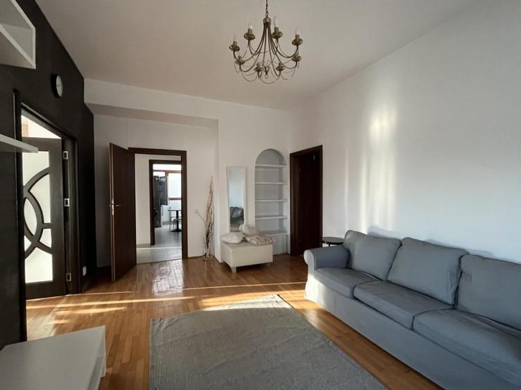 Apartament cu 4 camere circular, mobilat în Universitate