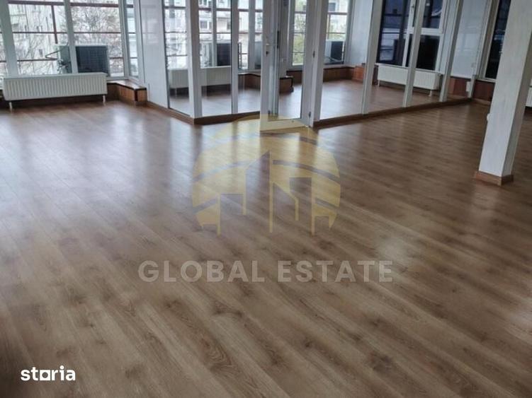 Apartament cu 3 camere semidecomandat în Centrul Civic