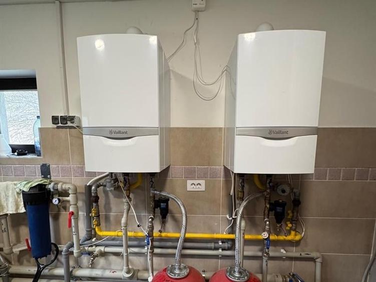 Casă individuală cu 5 camere cu Teren 7555 Mp în Central