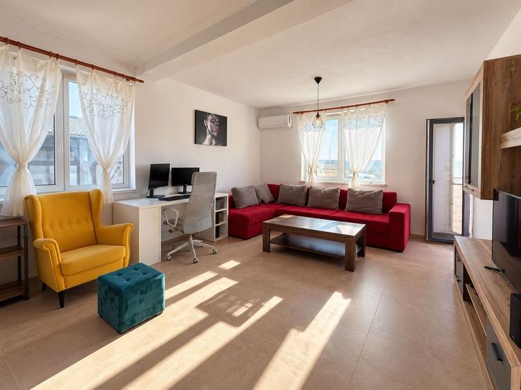 Apartament cu 3 camere semidecomandat, mobilat în Dumbrăvița