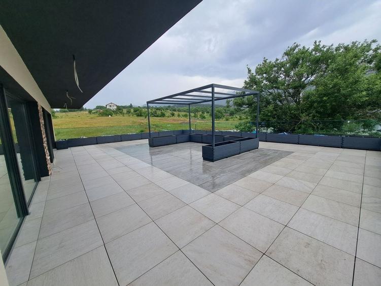 Casă individuală cu 5 camere cu Piscina în Exterior Est
