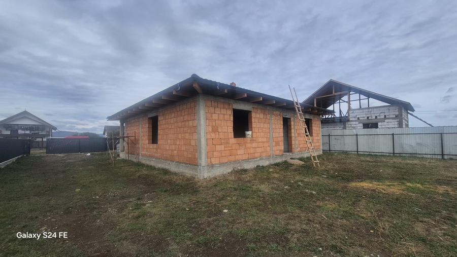 Casă cu 3 camere cu Teren 740 Mp în Dumbrava Roșie