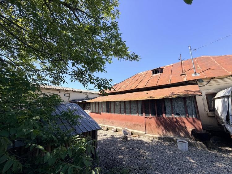 Casă individuală cu 6 camere cu Teren 3000 Mp în Exterior Nord