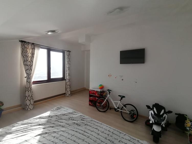 Apartament cu 4 camere decomandat, mobilat în Est