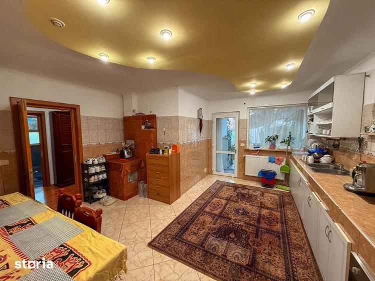 Casă cu 8 camere cu Teren 1318 Mp în Alexandru cel Bun