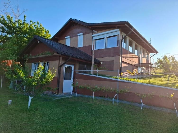 Casă individuală cu 3 camere cu Canalizare în Jugureni