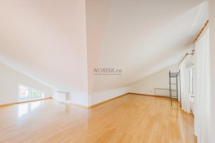 Casă cu 9 camere cu Teren 4500 Mp în Domnești