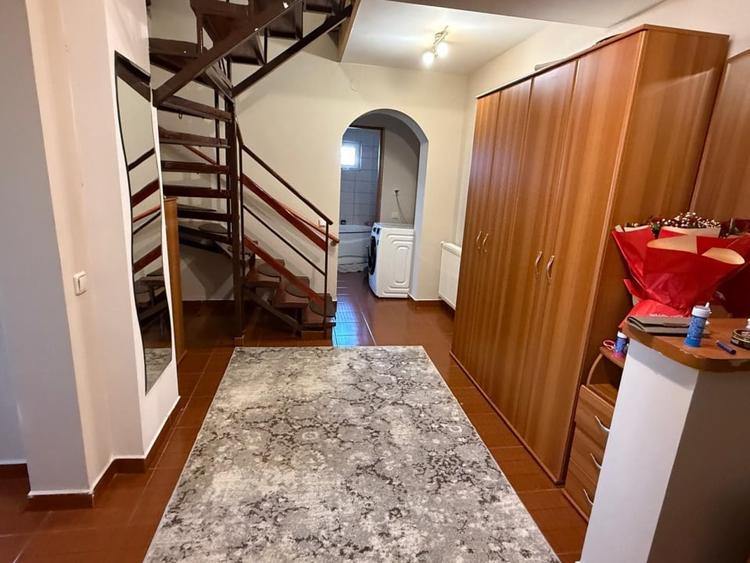 Apartament cu 4 camere decomandat, mobilat în Sărari