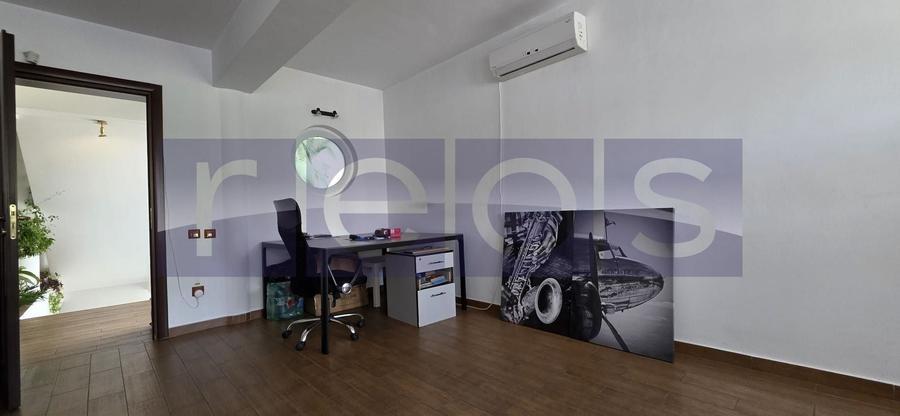 Casă individuală cu 7 camere cu Canalizare în Vatra Luminoasă