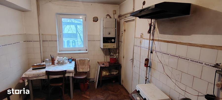 Apartament cu 4 camere decomandat în Central