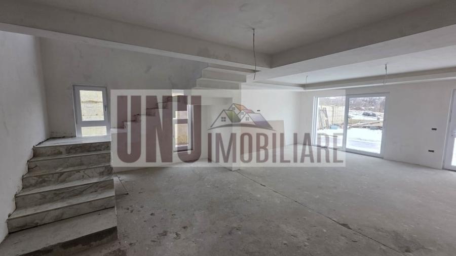 Casă individuală cu 5 camere cu Teren 700 Mp în Bucium